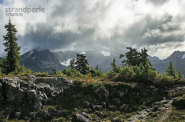 Wanderer vor wolkenverhangenem Mt. Shuksan mit Schnee und Gletscher  dramatischer Wolkenhimmel  Mt. Baker-Snoqualmie National Forest  Washington  USA  Nordamerika