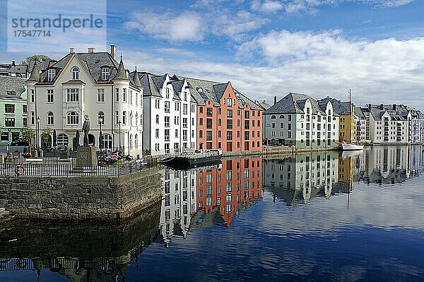 Steinhäuser spiegeln sich in einem Hafenbecken  davor Segelschiff und kleine Boote  Jugendstil  Alesund  More og Romsdal  Norwegen  Europa
