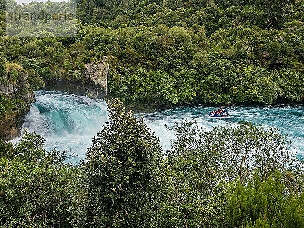 Huka Falls  Jetboat fährt zum Fuße der Huka Falls  Taupo  Nordinsel  Neuseeland  Ozeanien
