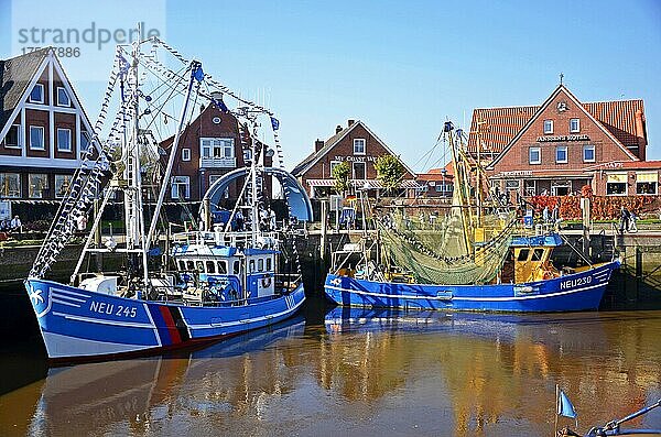 Blaue Fischkutter  Neuharlingersiel  Ostfriesland  Niedersachsen  Deutschland  Europa