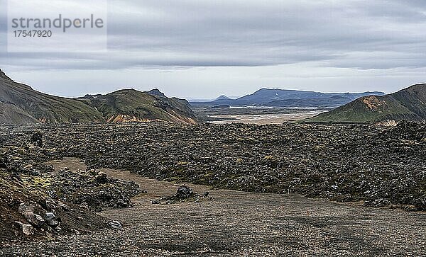 Lavafeld  Landschaft bei Landmannalaugar  Dramatische Vulkanlandschaft  bunte Erosionslandschaft mit Bergen  Lavafeld  Landmannalaugar  Fjallabak Naturreservat  Suðurland  Island  Europa