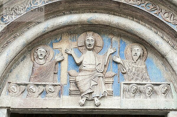 Mittelalterliches Relief im Tympanon  Deësis  Christus mit den Passionswerkzeugen als Weltenrichter  umgeben von der heiligen Maria und Johannes dem Täufer  Dom Santa Maria Assunta  Gemona del Friuli  Friaul-Julisch Venetien  Italien  Europa