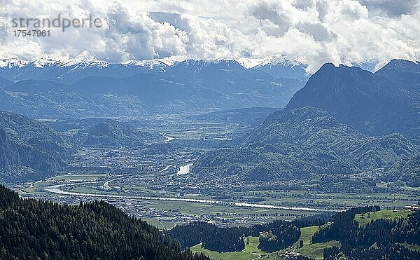 Blick ins Inntal  Wanderung zum Geigelstein im Frühling  Chiemgauer Alpen  Bayern  Deutschland  Europa