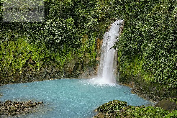 Wasserfall mit blau türkisem Wasser des Rio Celeste  Nationalpark Tenorio  Upala  Provinz Alajuela  Costa Rica  Mittelamerika
