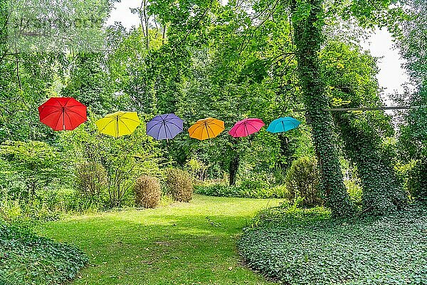 Bunte Schirme im Optikpark Rathenow  Rathenow  Havelland  Brandenburg  Deutschland  Europa
