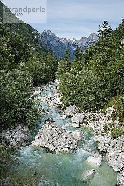Gebirgsfluss Soca mit kristallklarem  türkisblauen Wasser  Soca-Tal  Triglav Nationalpark  Bovec  Kanin Gebirge  Julische Alpen  Slowenien  Europa