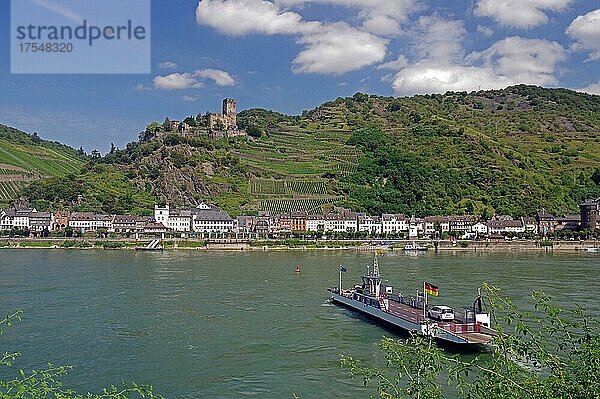 Autofähre führt über den Rhein  Ort Kaub und Burg  Rheinland-Pfalz  Deutschland  Europa