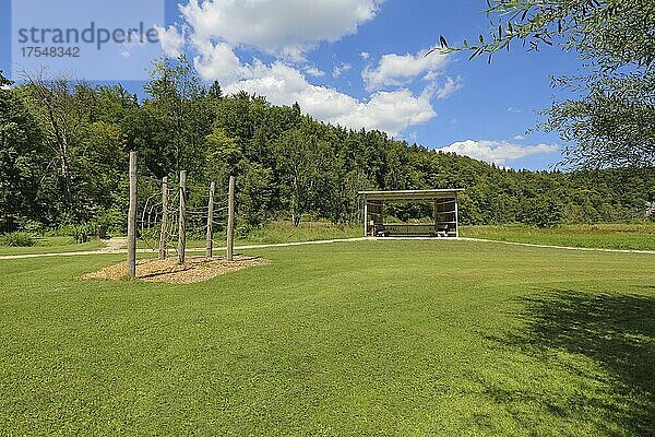 Biosphären-Infozentrum Lauterach  Wasser als Lebensraum  Naturlandschaft  Spielplatz  hinten Pavillon zur Beobachtung von Tieren und Pflanzen  Wolken  Lauterach  Baden-Württemberg  Deutschland  Europa