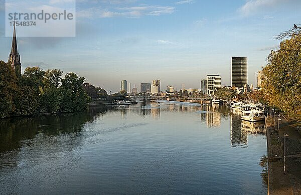 Uferpromenade am Main  Hochhäuser im Bankenviertel im Morgenlicht  Frankfurt am Main  Hessen  Deutschland  Europa