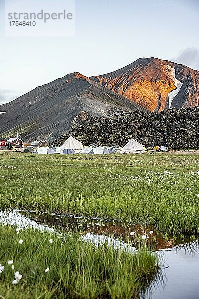 Trekkingweg Laugavegur  Landmannalaugar Camp  Trekkingweg Laugavegur  Landmannalaugar Camp  Dramatische Vulkanlandschaft  bunte Erosionslandschaft mit Bergen  Lavafeld  Landmannalaugar  Fjallabak Naturreservat  Suðurland  Island  Europa