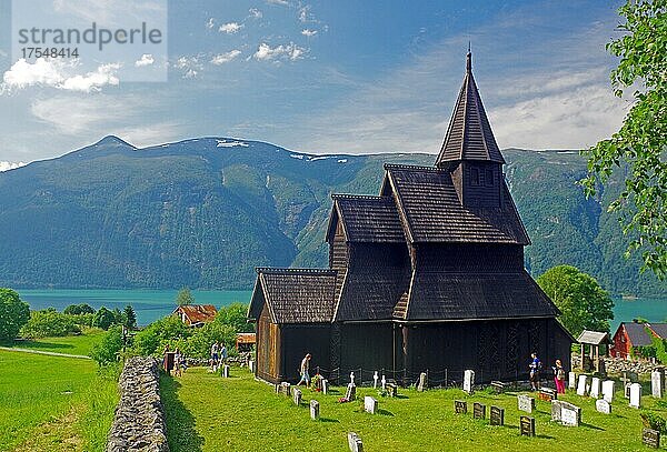 Kirche aus Holz steht über dem Fjord  Stabkirche  Urnes  Unesco World Heritage Site  Lusterfjord  Norwegen  Europa