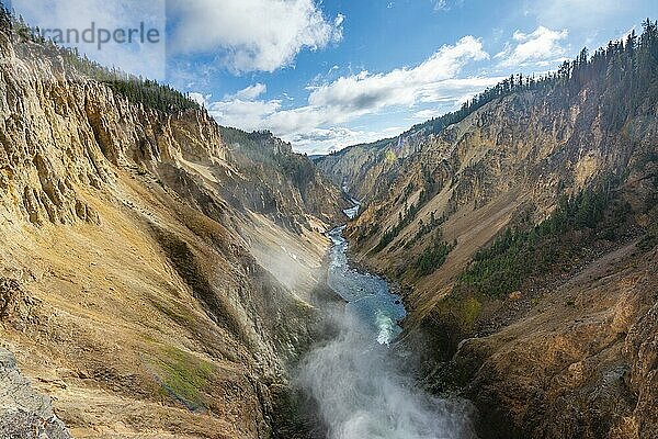 Wasserfall Lower Falls  Yellowstone River fließt durch Schlucht  Grand Canyon of the Yellowstone  Blick vom North Rim  Brink of the Lower Falls  Yellowstone National Park  Wyoming  USA  Nordamerika