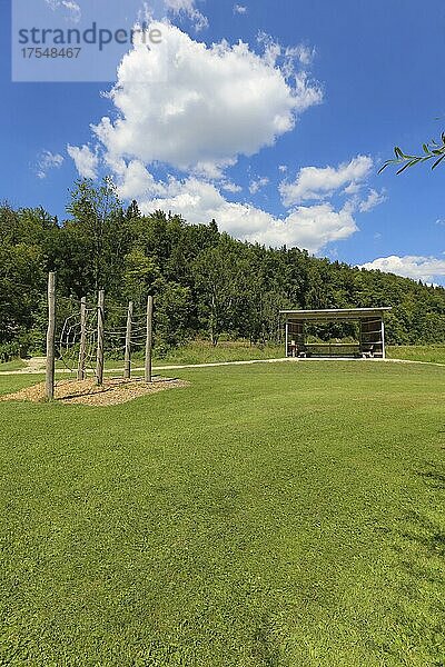 Biosphären-Infozentrum Lauterach  Wasser als Lebensraum  Naturlandschaft  Spielplatz  hinten Pavillon zur Beobachtung von Tieren und Pflanzen  Wolken  Lauterach  Baden-Württemberg  Deutschland  Europa