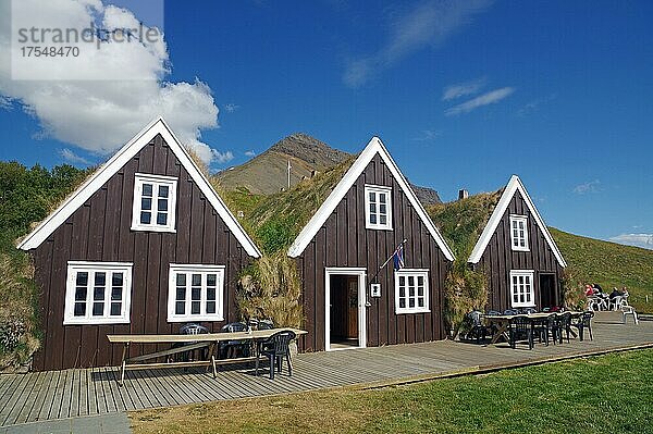 Gebäude stehen im alten Stil dicht nebeneinander  Museum  Cafe  Hrafnseyri  Westfjorde  Island  Europa