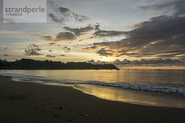 Sonnenuntergang an der Küste in der Drake Bay  Provinz Puntarenas  Costa Rica  Mittelamerika
