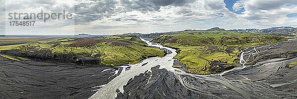 Fluss mit aufgefächerten Flussarmen durch schwarzen Lavasand  mit Moos bewachsene Hügellandschaft  isländisches Hochland  Panorama  Luftaufnahme  Fluss Múlakvísl und Affrétisá  Þakgil  Island  Europa