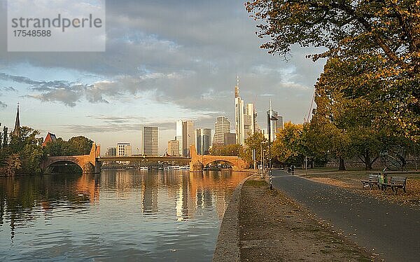 Flusspromenade am Main  Skyline  Hochhäuser im Bankenviertel im Morgenlicht  Sonnenaufgang  Herbst  Frankfurt am Main  Hessen  Deutschland  Europa