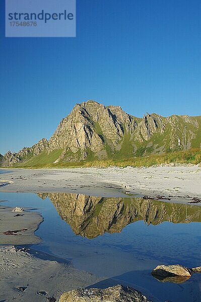 Berge spiegeln sich in einer kleinen Wasserfläche  langer  menschenleerer Sandstrand  Bleik  Andoya  Nordland  Norwegen  Europa