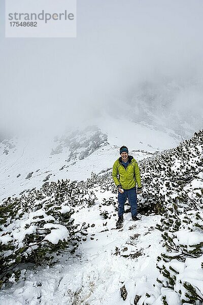 Wanderer auf Wanderweg im Schnee  Wanderung zum Geigelstein im Frühling  Chiemgauer Alpen  Bayern  Deutschland  Europa