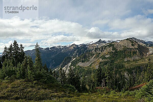 Berglandschaft im Herbst  Ausblick auf Mt. Baker in Wolken mit Schnee und Gletscher  Mt. Baker-Snoqualmie National Forest  Washington  USA  Nordamerika