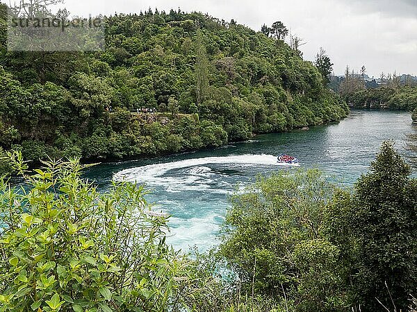 Huka Falls  Jetboat fährt zum Fuße der Huka Falls  Taupo  Nordinsel  Neuseeland  Ozeanien