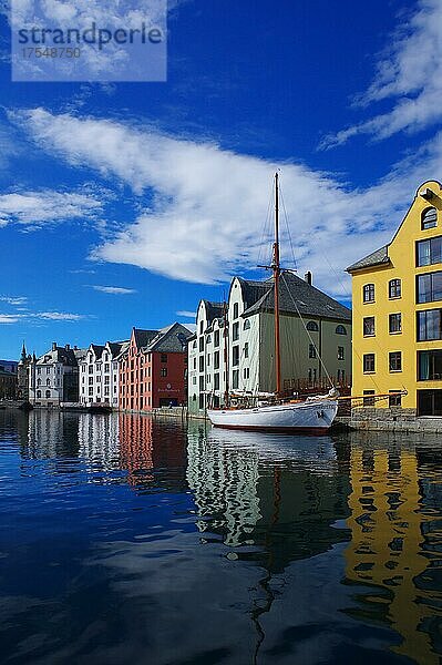 Häuserfront spiegelt sich im Wasser  Steinhäuser  Segelschiff liegt an der Mole  Jugendstil  Alesund  More og Romsdal  Norwegen  Europa
