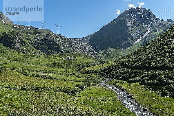Alpenlandschaft entlang der Nufenenpassstraße mit Windkraftanlage unterhalb des Griessee  Ulrichen  Wallis  Schweiz  Europa