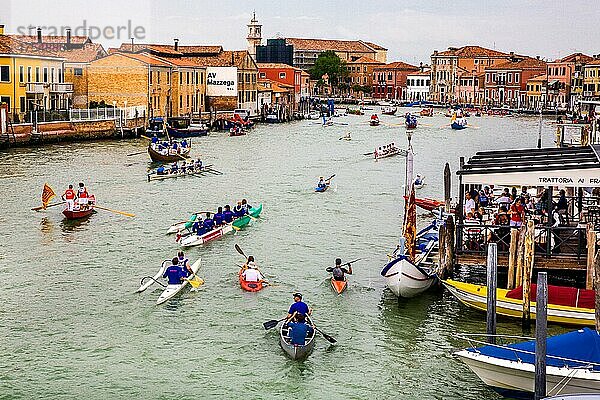 Vogalonga  Ruder-Wettkampf auf dem Canal Grande di Murano  Insel Murano  bekannt für ihre Glaskunst  Venedig  Lagunenstadt  Venetien  Italien  Venedig  Venetien  Italien  Europa