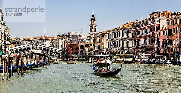 Rialtobrücke von 1551  Canal Grande mit etwa 200 Adelspalästen aus dem 15. -19. Jhd. größte Wasserstraße Venedigs  Lagunenstadt  Venetien  Italien  Venedig  Venetien  Italien  Europa