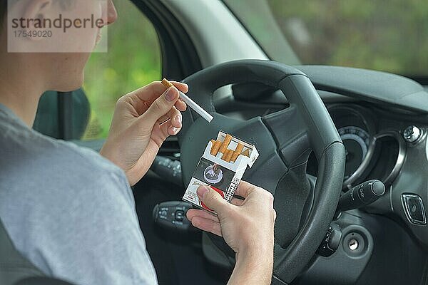 Rauchen  Zigarette  Auto  Symbolfoto