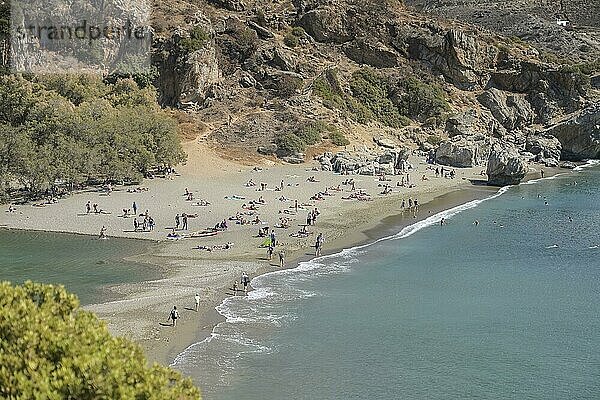 Sandstrand  Sonnenbaden  Urlauber  Touristen  Preveli  Kreta  Griechenland  Europa
