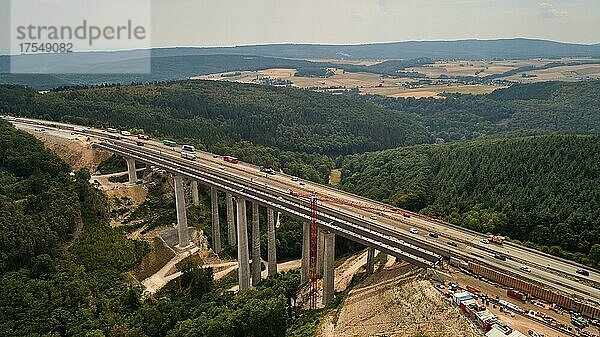 Luftaufnahme der Bauarbeiten an der Salzbachtalbrücke an der Autobahn A61 bei Rheinböllen  Rheinland-Pfalz  Deutschland  Europa