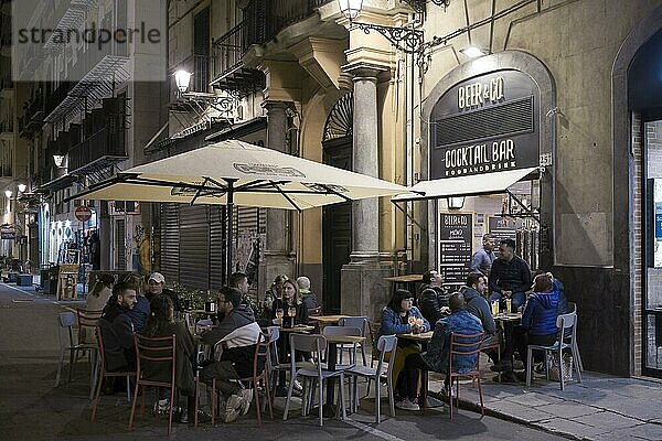Straßenszene  Restaurant  Via Maqueda  Palermo  Sizilien  Italien  Europa