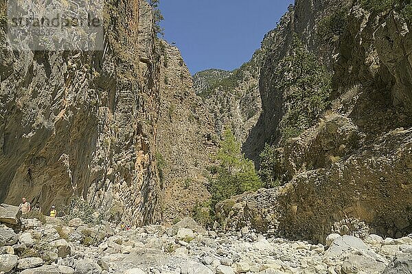 Wanderweg  mittlere der drei Engstellen Eiserne Pforten Portes  Samaria Schlucht  Kreta  Griechenland  Europa