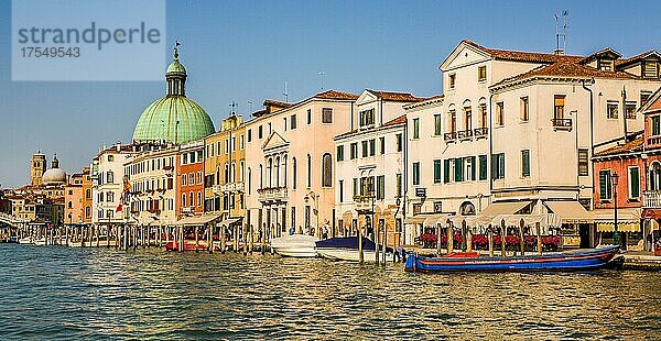 Blick auf San Simeone Piccolo  Canal Grande mit etwa 200 Adelspalästen aus dem 15. -19. Jhd. größte Wasserstraße Venedigs  Lagunenstadt  Venetien  Italien  Venedig  Venetien  Italien  Europa