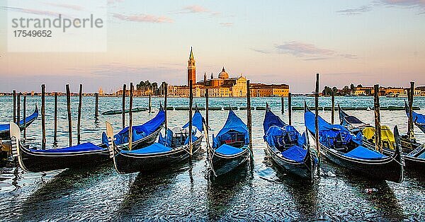 Gondeln vor dem abendlichen Panorama von San Giorgio Maggiore  eine Insel in der Lagune von Venedig mit gleichnamiger Benediktiner-Abtei und Kirche von Andrea Palladio 1610  Lagunenstadt  Venetien  Italien  Venedig  Venetien  Italien  Europa