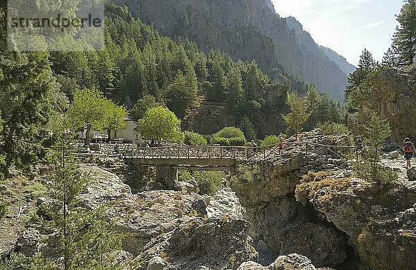 Brücke zu den Ruinen der ehemaligen Siedlung Samaria  Samaria Schlucht  Kreta  Griechenland  Europa