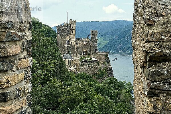 Burg Rheinstein bei Trechtingshausen  Ansicht vom Rheinsteinblick  UNESCO-Welterbe Oberes Mittelrheintal  Rheinland-Pfalz  Deutschland  Europa