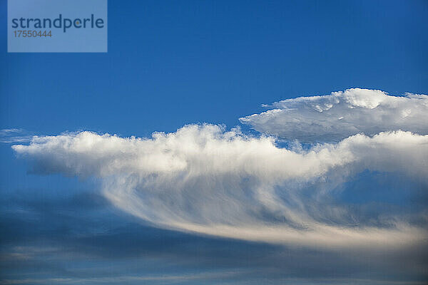 Cirrus floccus Wolkenbildung vor blauem Himmel