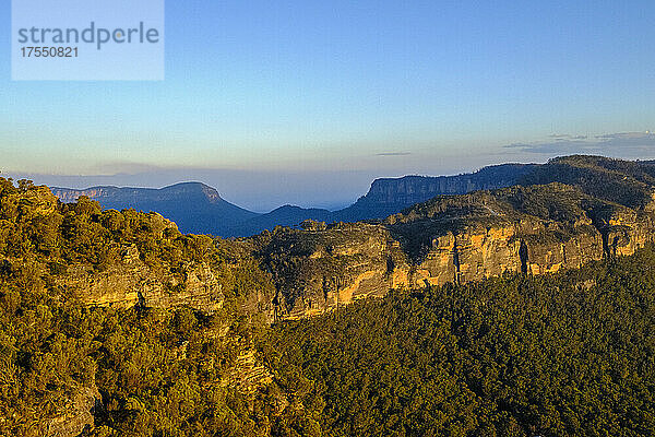 Australien  NSW  Blue Mountains National Park  Berglandschaft und blauer Himmel