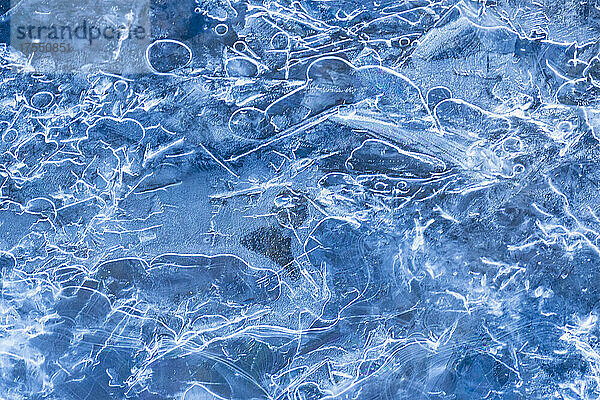 Klares blaues Eis im Fluss