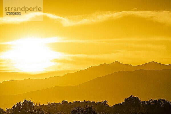 USA  Idaho  Bellevue  Silhouetten von Bergen bei Sonnenuntergang