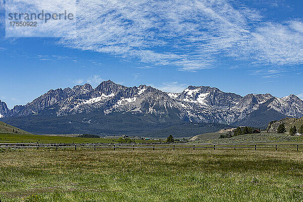 USA  Idaho  Stanley  Landschaft mit Weiden und Sawtooth Mountains