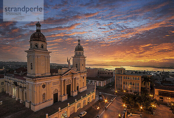 Kuba  Santiago de Cuba  Kathedrale gegen Sonnenuntergangshimmel
