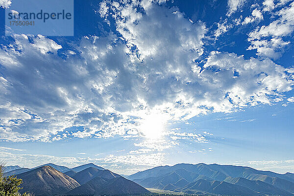 USA  Idaho  Hailey  Sonne und Wolken über der Berglandschaft