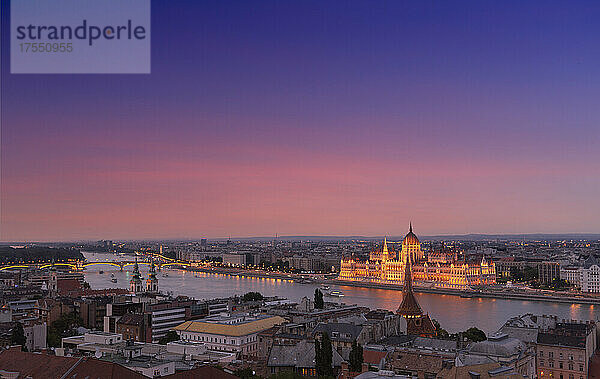 Ungarn  Budapest  Stadtbild mit ungarischem Parlament bei Sonnenuntergang