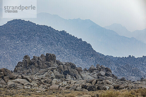 USA  Kalifornien  Lone Pine  Felsformationen in den Alabama Hills in den Sierra Nevada Mountains