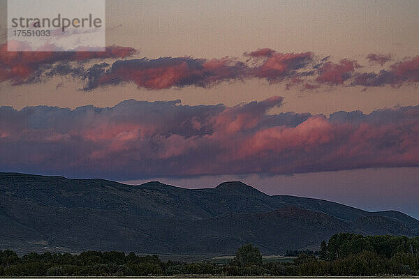 USA  Idaho  Bellevue  rosa Wolken über den Ausläufern in der Nähe von Sun Valley
