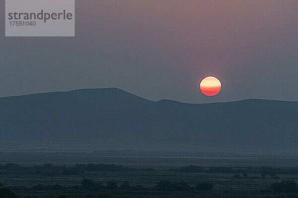USA  Idaho  Bellevue  Sonnenuntergang über dem Horizont in der Nähe von Sun Valley