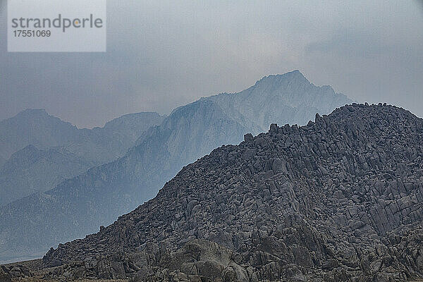 USA  Kalifornien  Lone Pine  Felsformationen in den Alabama Hills in den Sierra Nevada Mountains